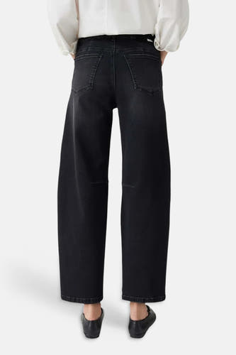 Donkergrijze special fit jeans van OPUS, achterzijde, wijde pijpen, met witte blouse en zwarte schoenen