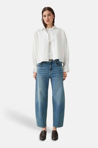 Blauwe special fit jeans van OPUS, mid-wash denim met rechte pasvorm en lichte slijtage, gedragen met wit overhemd en zwarte loafers.