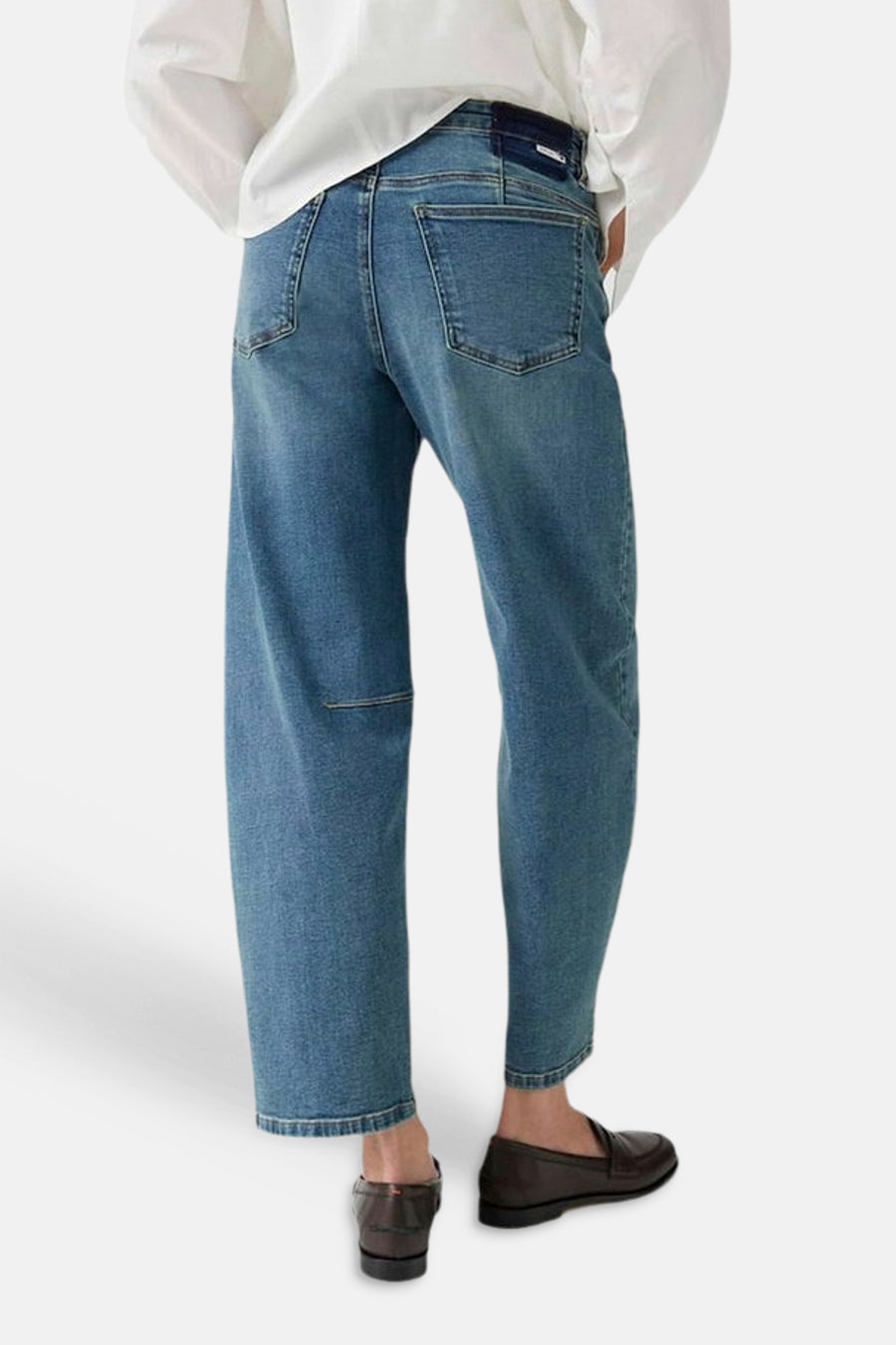 Blauwe special fit jeans van OPUS, achterkant met zakken en lichte verbleek, gedragen met wit overhemd en bruine loafers