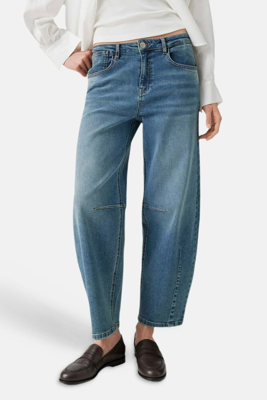 Blauwe special fit jeans van OPUS met mid-waist, gewassen denim, zakken en kniepatchen, gedragen met wit overhemd en bruine loafers.