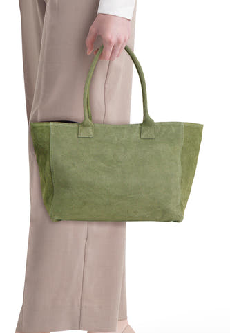 Sac cabas en suède kaki d'Access® avec deux anses, tenu par une personne en pantalon beige.
