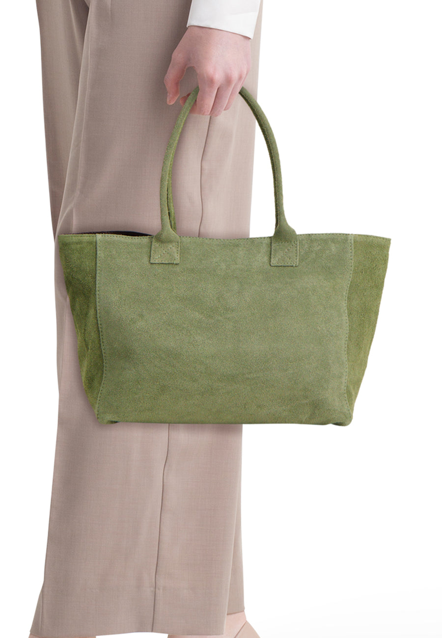 Sac cabas en suède kaki d'Access® avec deux anses, tenu par une personne en pantalon beige.