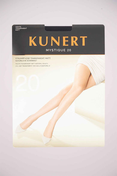Pantys transparents de Kunert, avec un modèle en une robe blanche et des escarpins.