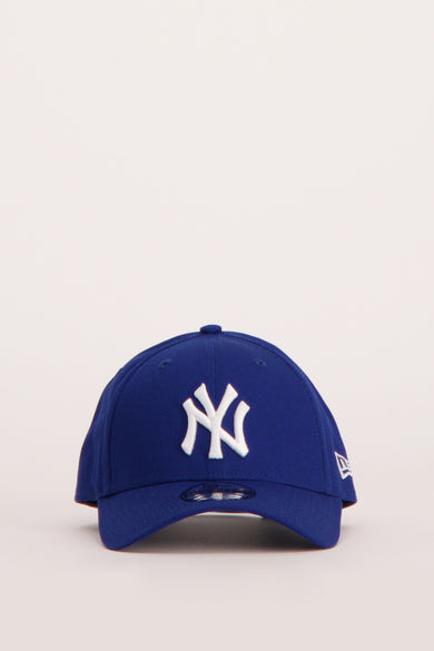 Casquette bleue de NEW ERA, avec le logo des Yankees brodé à l'avant sur un fond uni.