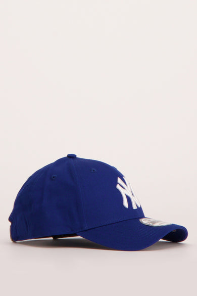 Blauwe pet van NEW ERA, met geborduurd Yankees-logo aan de voorkant, op een effen achtergrond.