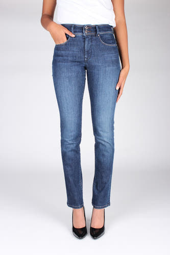 Donkerblauwe slim jeans van Salsa Jeans, met dubbele knoopsluiting en steekzak, gecombineerd met zwarte pumps.
