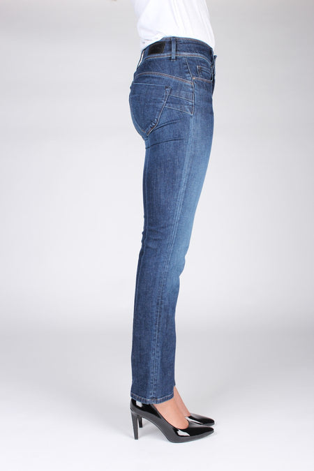 Jean slim fit en denim bleu foncé de Salsa Jeans, avec coutures subtiles et escarpins noirs.