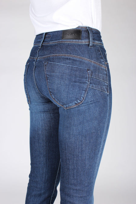 Jean slim bleu foncé de Salsa Jeans avec surpiqûres subtiles et une étiquette de marque en cuir à l'arrière.