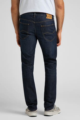 Donkerblauwe denim straight jeans van Lee, met stiksels op de zakken en een leren label.