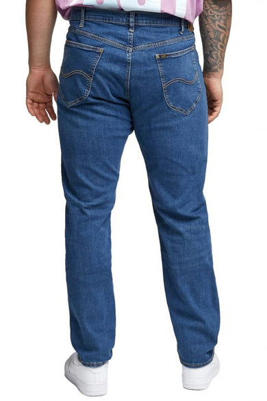 Rechte jeans van blauw denim van Lee, achterkant, geaccentueerd met gouden stiksels en subtiele zakdetails.
