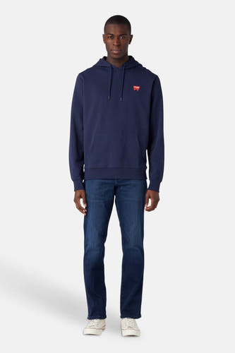 Donkerblauwe denim straight jeans van Wrangler, gedragen door een man.