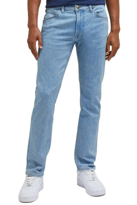Jean droit en denim bleu clair de Lee, vu de derrière, avec étiquette en cuir.