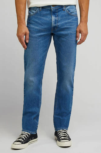 Jean droit en denim bleu de Lee®, vu de l'arrière, avec des baskets sombres.