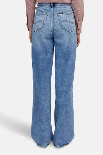 Jean décontracté de denim bleu clair de Lee®, avec des poches arrière classiques et une coupe large.