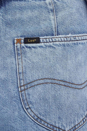 Jean en denim bleu clair à ligne A de Lee® avec des surures contrastantes sur la poche arrière.