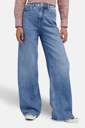 Jean décontracté de denim bleu clair de Lee®, avec une ceinture classique et un lavage subtil.