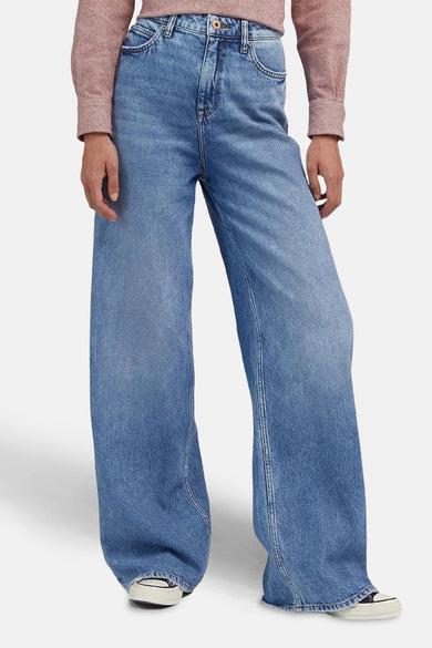 Jean décontracté de denim bleu clair de Lee®, avec une ceinture classique et un lavage subtil.