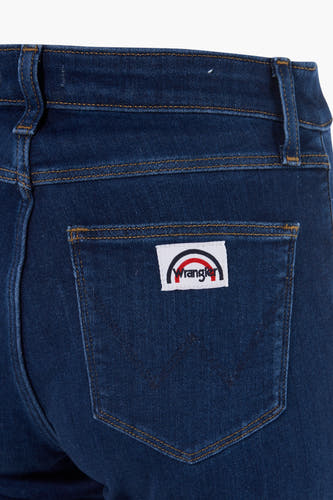 Jean flare bleu marine de Wrangler, avec logo de marque sur la poche arrière.