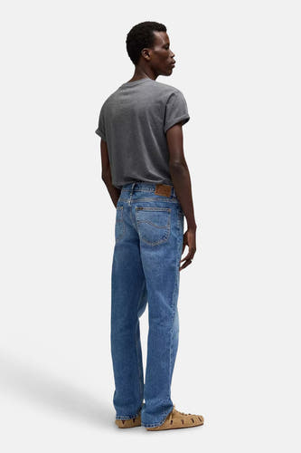 Jean droit en denim bleu de Lee®, avec poches arrière et étiquette en cuir marron.
