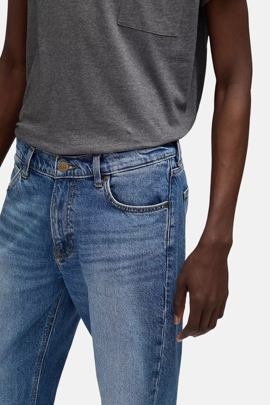 Jean droit en denim bleu de Lee, avec poche visible et bouton.