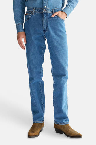 Jean droit en denim bleu moyen de Wrangler, avec coutures en W sur les poches arrière et patch en cuir, vu de dos.