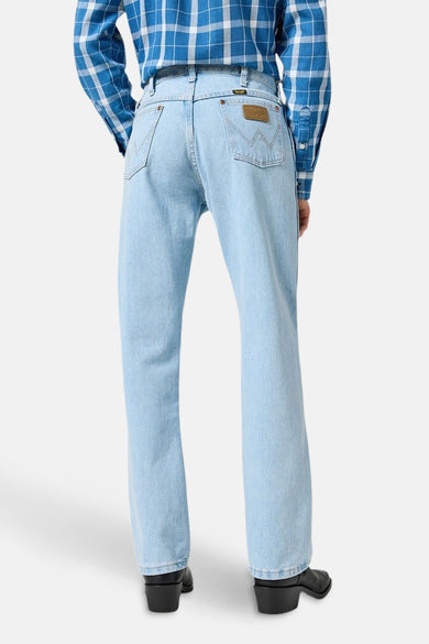 Jeans straight van lichtblauw denim van Wrangler, met opgestikte zakken en een gekleurde ruitjesblouse.