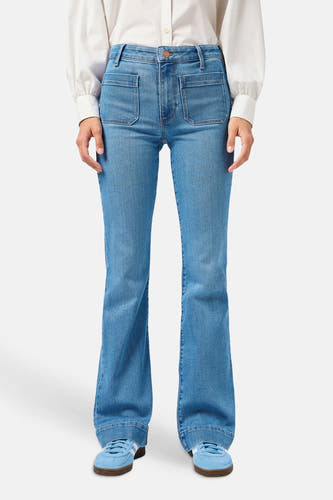 Jean évasé en denim bleu clair Wrangler, avec écusson logo à l'arrière et coutures emblématiques en 'W' sur la poche.