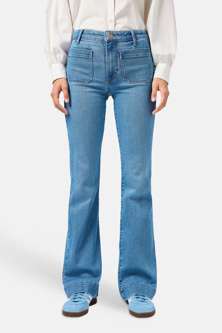 Jean évasé en denim bleu clair Wrangler, avec écusson logo à l'arrière et coutures emblématiques en 'W' sur la poche.