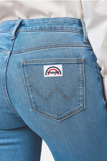 Lichtblauwe denim uitlopende jeans van Wrangler, achterkant met logopatch en iconische 'W'-stiksels op de zak.
