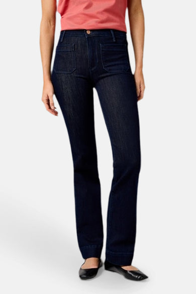 Jean en denim bleu marine évasé de Wrangler®, avec une taille haute et des poches cousues.