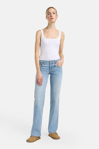 Jean droit en denim bleu clair de Lee, forme classique avec des jambes droites.