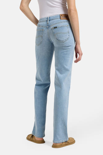 Rechte jeans van lichtblauw denim van Lee, met stiksels op de achterzakken en bruine muiltjes.
