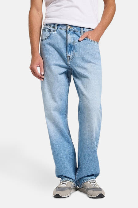 Jean large en denim bleu clair de Lee, vu de l'arrière, avec des poches classiques et une étiquette en cuir de marque.