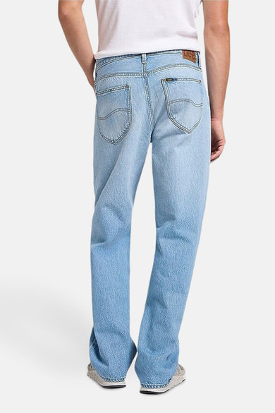 Jean large en denim bleu clair de Lee, vu de l'arrière, avec des poches classiques et une étiquette en cuir de marque.