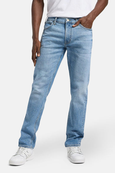 Jean droit bleu clair denim de Lee, vu de derrière, avec un patch en cuir sur la ceinture.