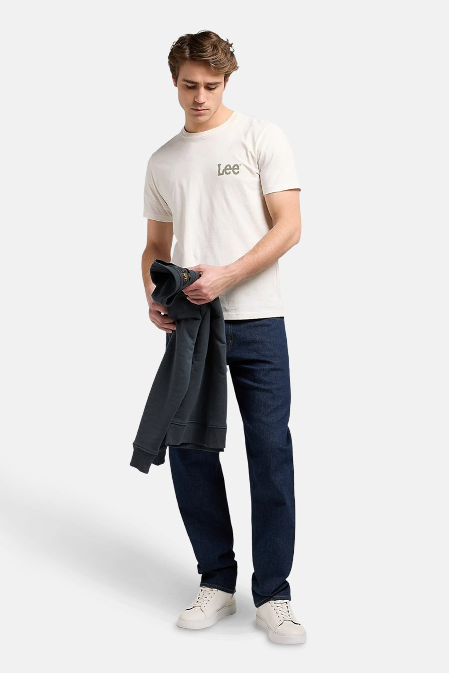 Jean tapered bleu marine de Lee, avec un style décontracté et des baskets blanches.