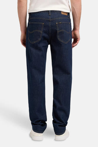 Jean tapered bleu foncé de Lee®, avec surpiqûres jaunes sur les poches arrière.