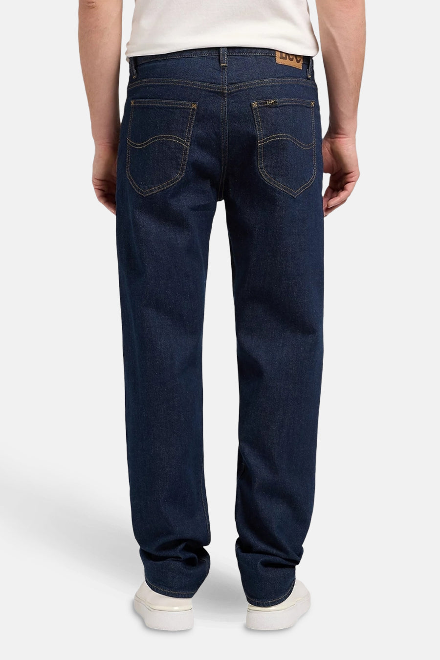 Jean tapered bleu foncé de Lee®, avec surpiqûres jaunes sur les poches arrière.