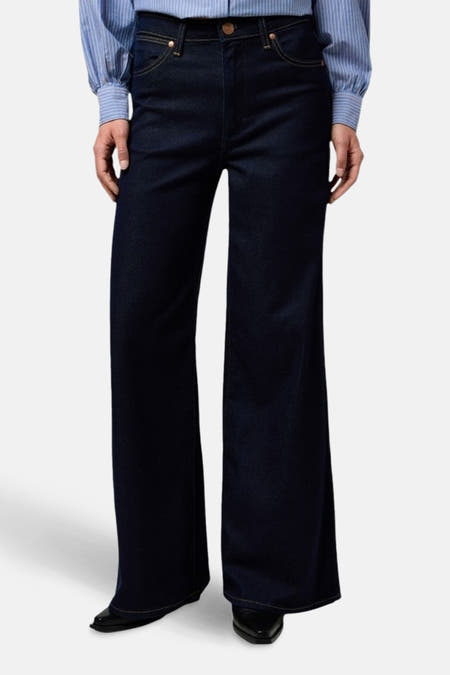 Jean bleu marine large de Wrangler® en denim, avec une fermeture à bouton et des jambes droites.