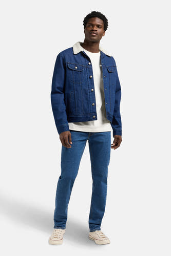 Jean droit en denim bleu marine de Lee, associé à un T-shirt blanc et des baskets crème.