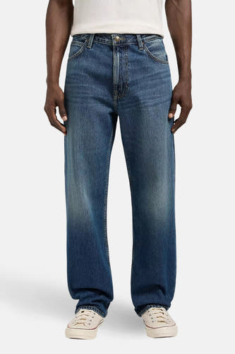 Jean droit taille mi-haute en denim bleu de Lee®, dos, avec un délavage clair et des jambes droites.