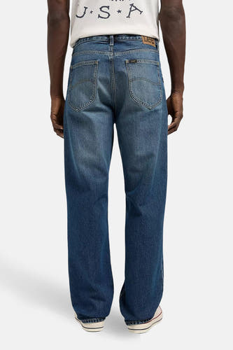 Jeans straight mid blue denim van Lee®, achterkant, met een lichte wassing en rechte pijpen.
