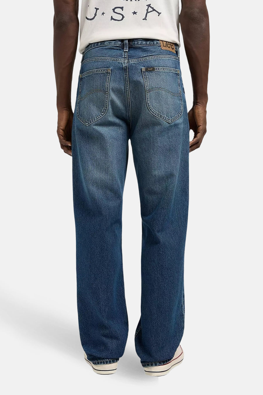 Jeans straight mid blue denim van Lee®, achterkant, met een lichte wassing en rechte pijpen.
