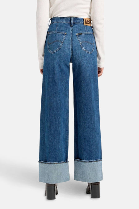 Blauwe wijde jeans van Lee, met omslag en achterzakken, gecombineerd met een witte trui.