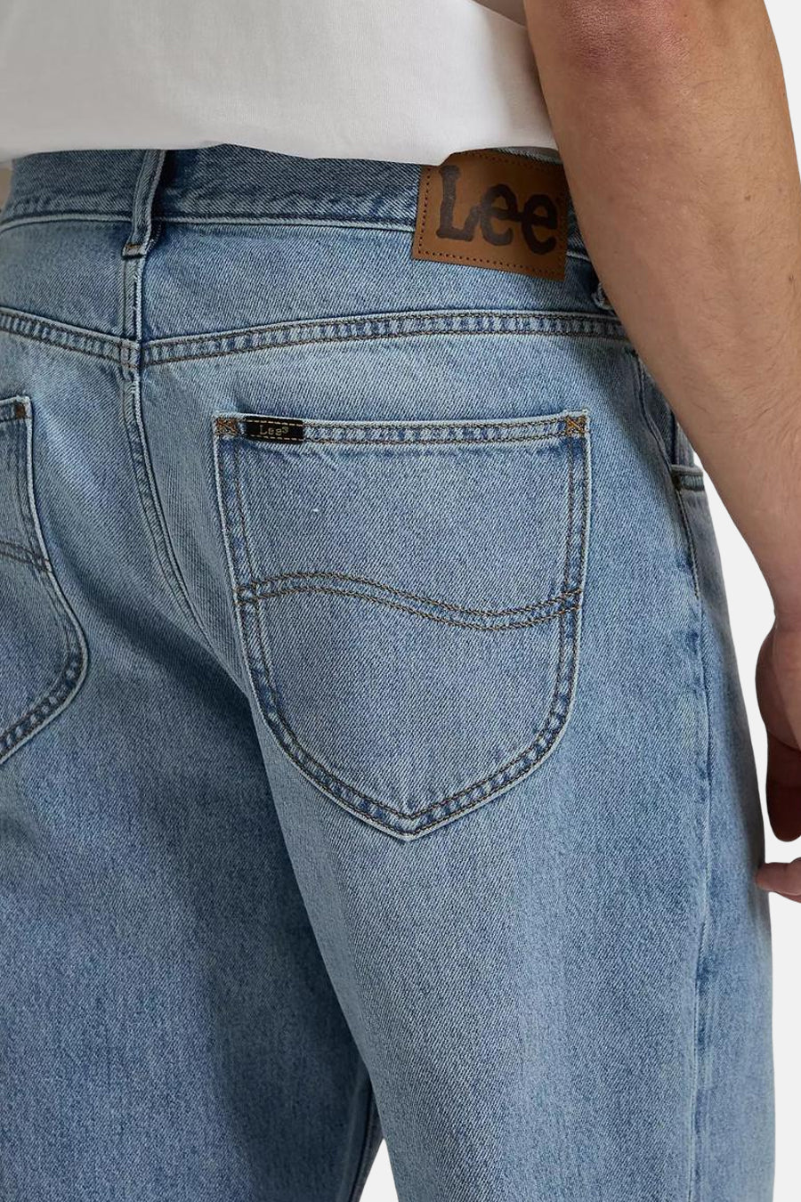 Jean large bleu clair en denim de Lee® avec écusson de marque marron et surpiqûres sur la poche arrière.