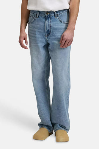 Jean ample bleu clair de Lee® à coupe droite, porté avec des mocassins beiges.
