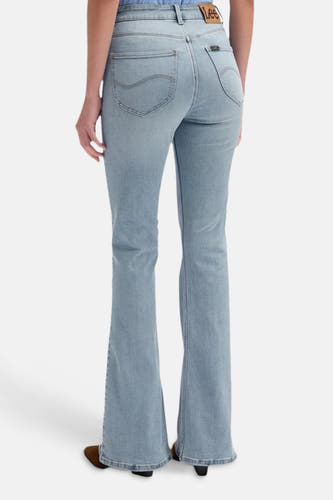 Jeans flared van lichtblauwe denim van Lee, achteraanzicht met bruin leren logo patch.