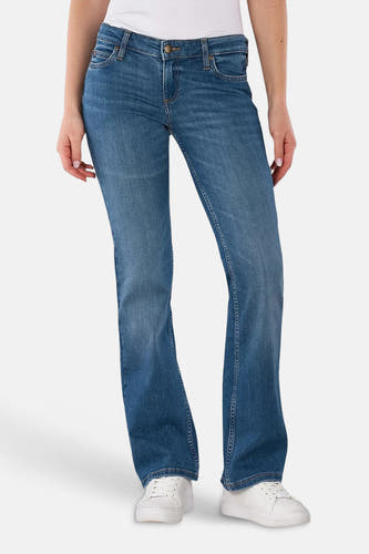 Jean bootcut bleu moyen de Lee, avec des poches arrière ornées et des chaussures blanches.