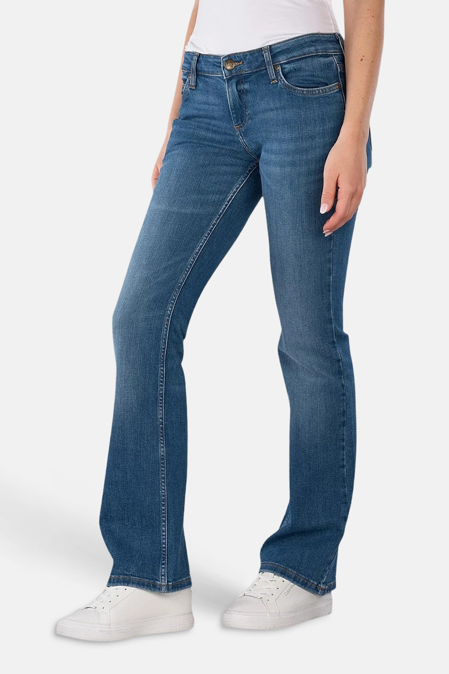 Bootcut jeans van denim in het middenblauw, van Lee, met een witte top en witte sneakers.