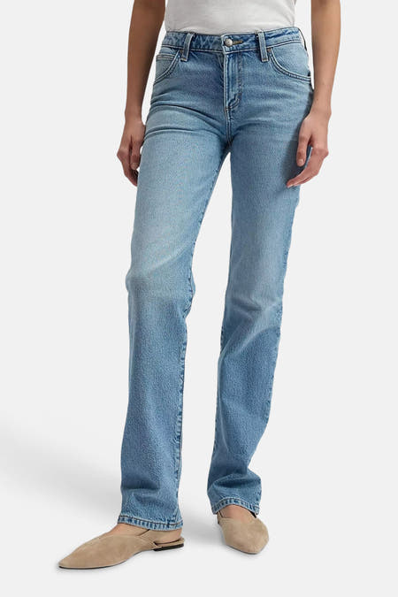Jean droit en denim bleu clair de Lee®, avec surpiqûres subtiles et une coupe classique.